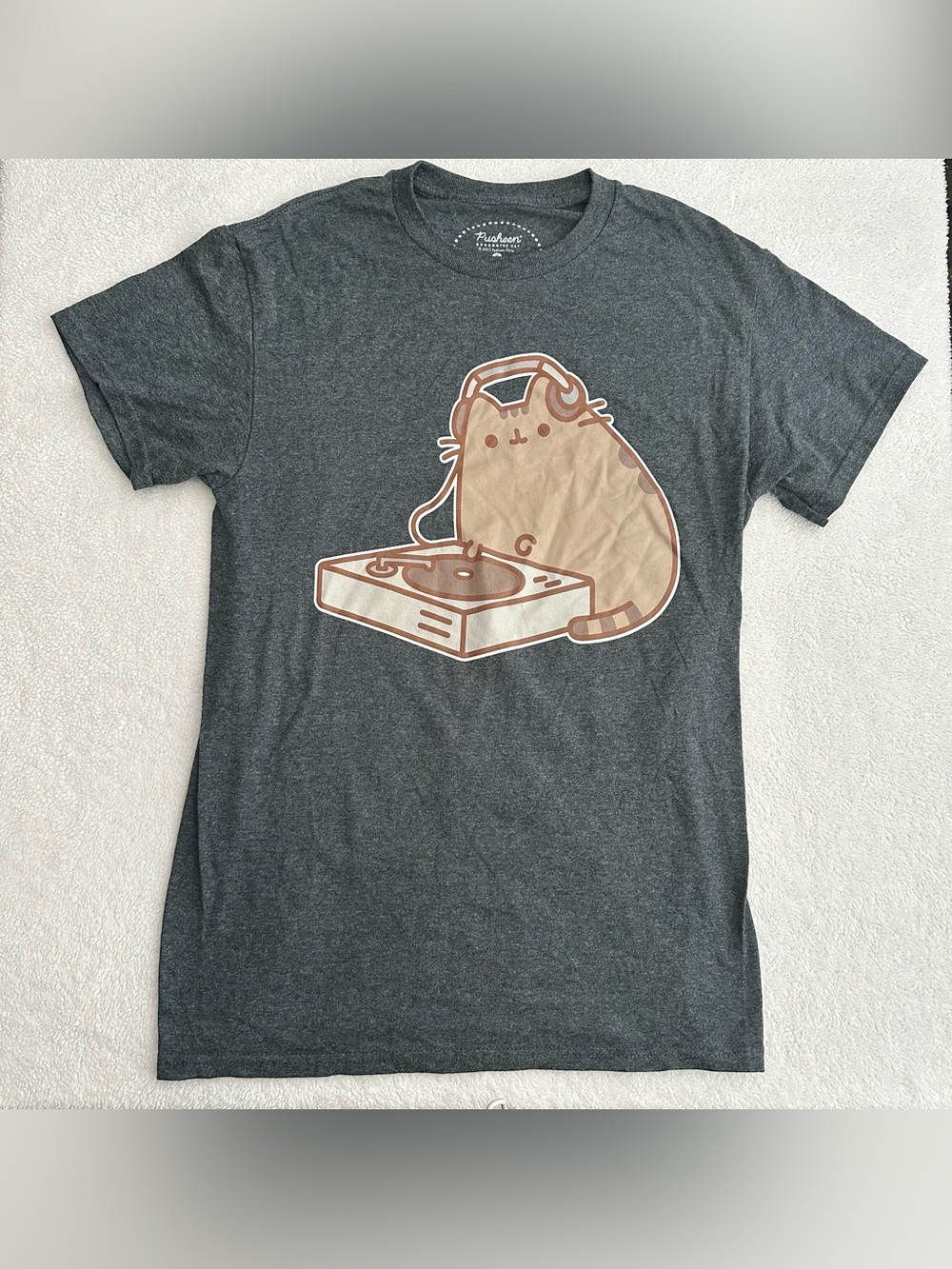 Official Pusheen 2023 Men's Size S Shirt Gray DJ Cat Disc Jockey Kitty Music Tee